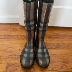 Burberry Class Rain Boots for Women (size 8)
